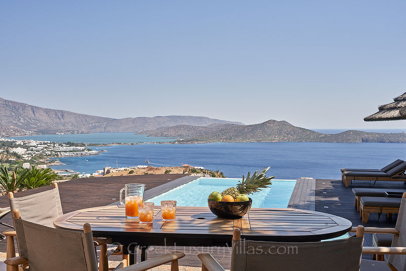 Moderne Luxusvilla mit beheiztem Pool und Blick auf die Bucht von Elounda