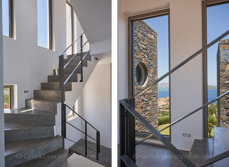 Beeindruckende Treppe der modernen Luxusvilla mit beheiztem Pool und Blick auf die Bucht von Elounda