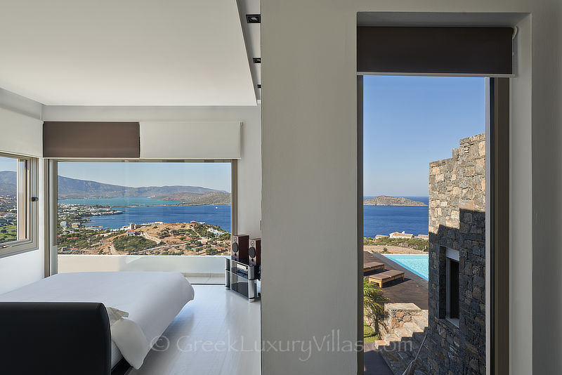 Geräumiges Hauptschlafzimmer der Luxusvilla mit Pool und Blick auf die Bucht von Elounda