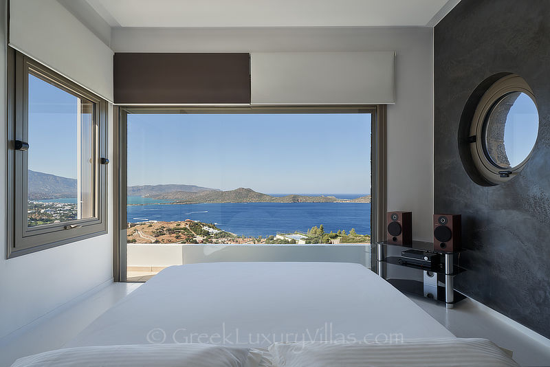 Meerblick vom Bett der modernen Luxusvilla mit beheiztem Pool in Elounda, Kreta