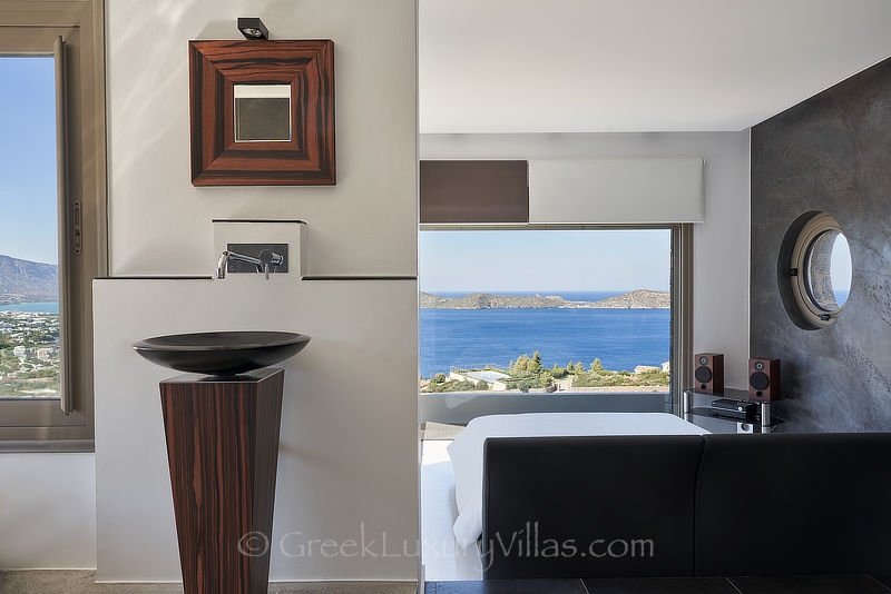 Stilvolles Hauptschlafzimmer der modernen Luxusvilla in der Bucht von Elounda, Kreta