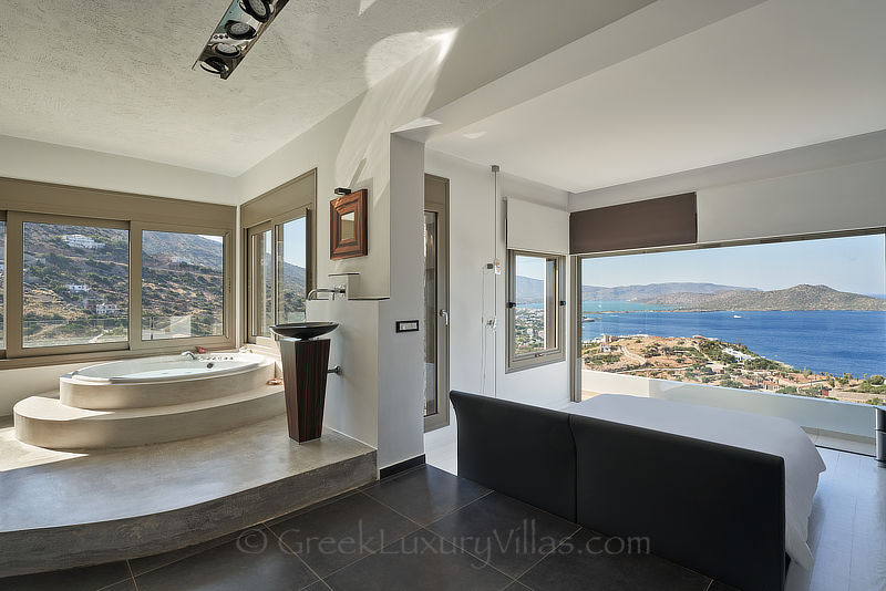 Geräumiges Badezimmer des Hauptschlafzimmers in der modernen Luxusvilla mit Pool auf Kreta