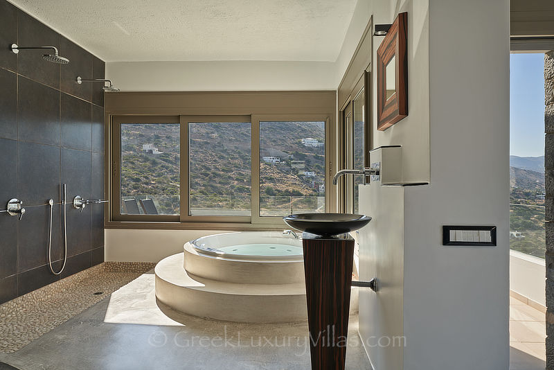 Modernes Badezimmer der modernen Luxusvilla mit Blick auf die Bucht von Elounda auf Kreta