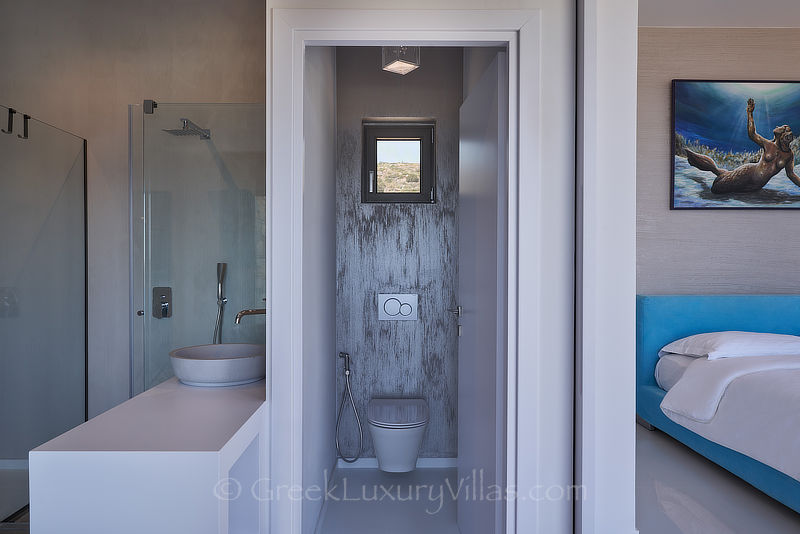 Schlafzimmer mit eigenem Bad der Luxusvilla mit Pool in Elounda, Kreta