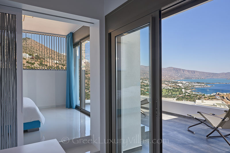 Meerblick vom Schlafzimmer der modernen Luxusvilla mit beheiztem Pool in Elounda
