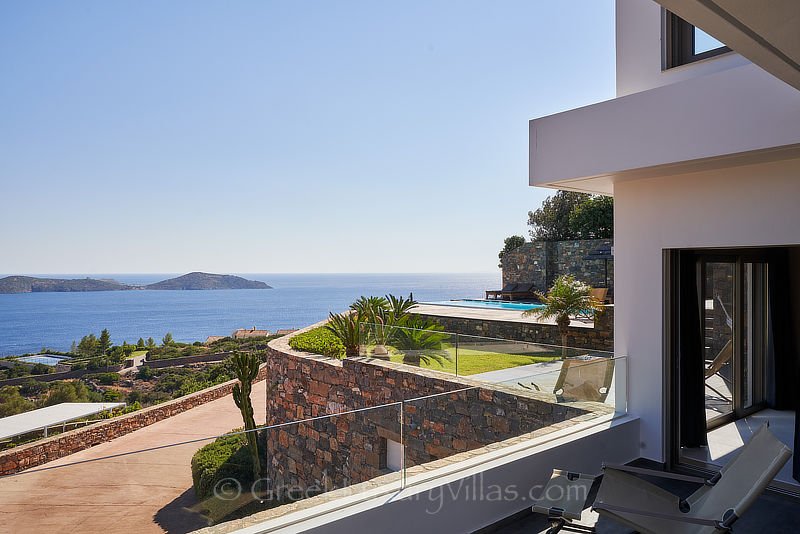 Meerblick von der modernen Luxusvilla mit beheiztem Pool in Elounda, Kreta