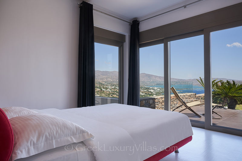 Panoramablick vom Schlafzimmer in der modernen Luxusvilla mit beheiztem Pool in Elounda