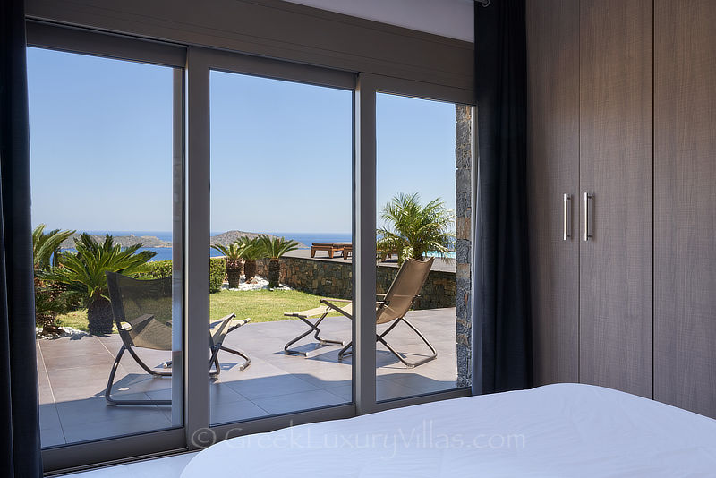 Schlafzimmer mit Aussicht in der Luxusvilla mit Pool und Blick auf die Bucht von Elounda auf Kreta