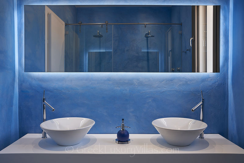 Modernes Badezimmer mit Doppeldusche in der Luxusvilla in Elounda, Kreta