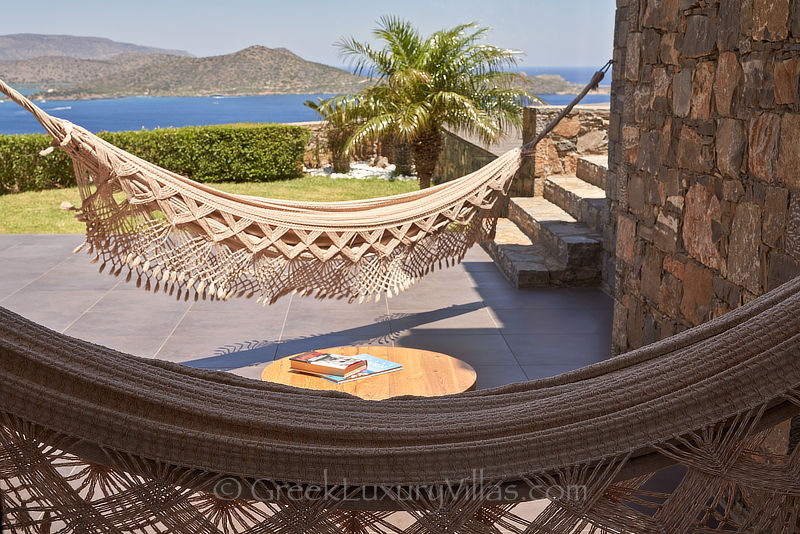 Entspannen Sie sich in unserer Hängematte mit Blick auf die Bucht von Elounda auf Kreta