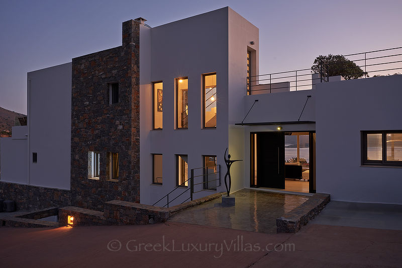 Wunderschön beleuchtete, moderne Luxusvilla mit beheiztem Pool und Blick auf die Bucht von Elounda auf Kreta