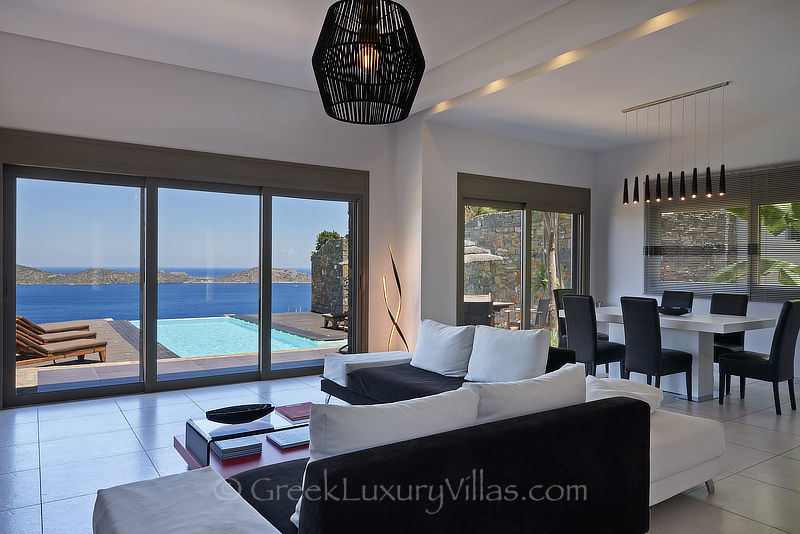Modernes Interieur der Luxusvilla mit atemberaubender Aussicht auf die Bucht von Elounda