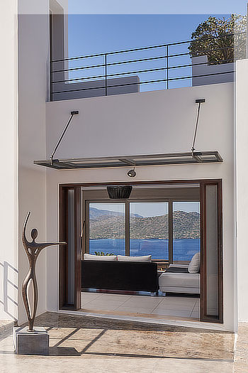 Moderne Luxusvilla mit beheiztem Pool und Blick über Elounda