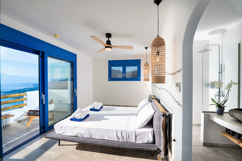 Sonniges Schlafzimmer mit Doppelbett und eigenem Bad in einer Luxusvilla