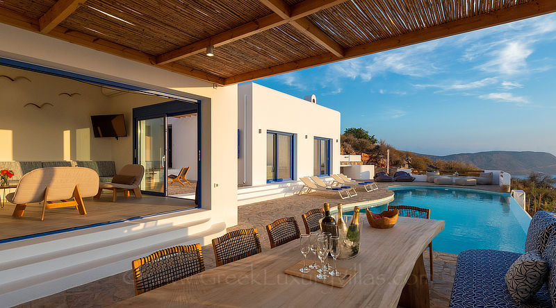 Sonnendurchflutetes offenes Wohnzimmer einer Luxusvilla auf Kreta