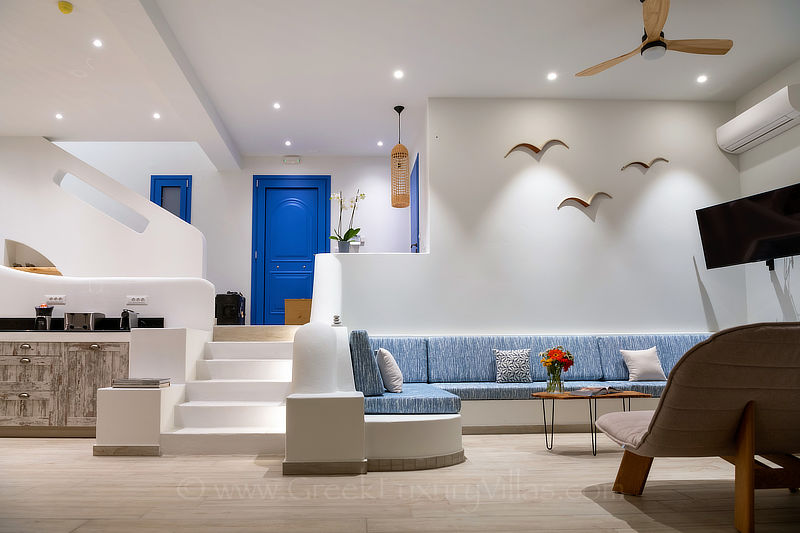 moderner griechischer Stil der offenen Lounge in der Luxusvilla