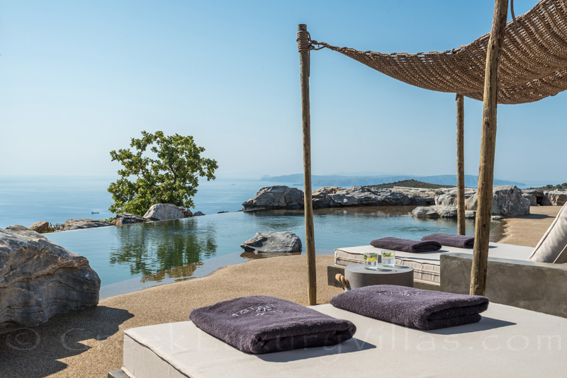 Luxusvilla mit Pool und Meerblick in Griechenland