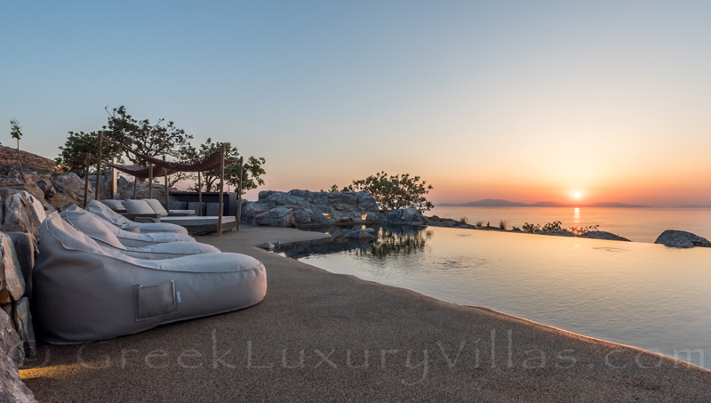 Blick auf Sonnenuntergang vom Pool der Luxusvilla auf Kea
