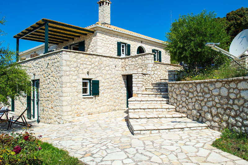 Traditional villa with 5 bedrooms, pool and stunning sea view in Lefkada