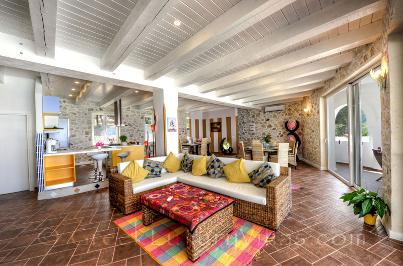 The living-room in the cheerfully decorated villa with a pool and seaview in Paxos