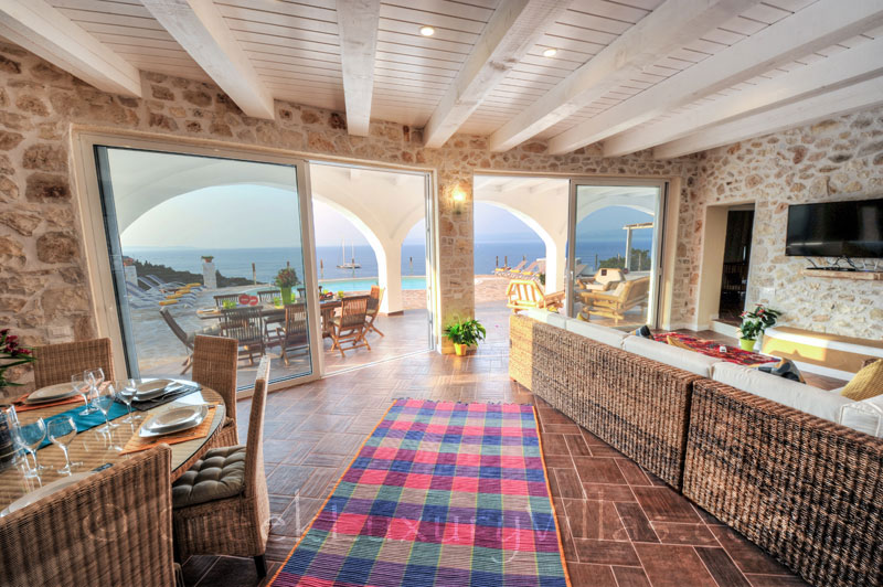 The living-room in a cheerfully decorated villa with a pool and seaview in Paxos