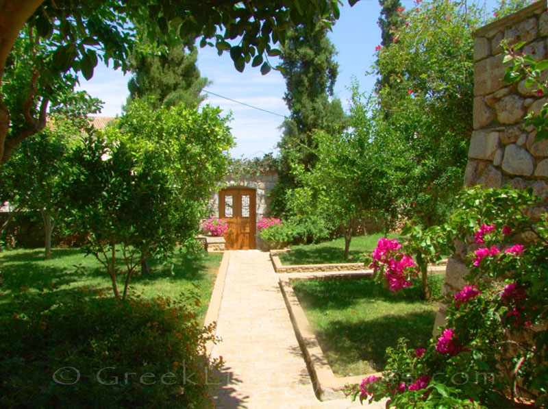 A traditional villa in Spetses with a garden