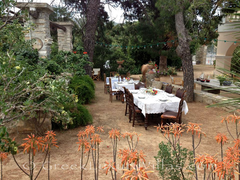 Dining at the garden of villa for large groups in Syros