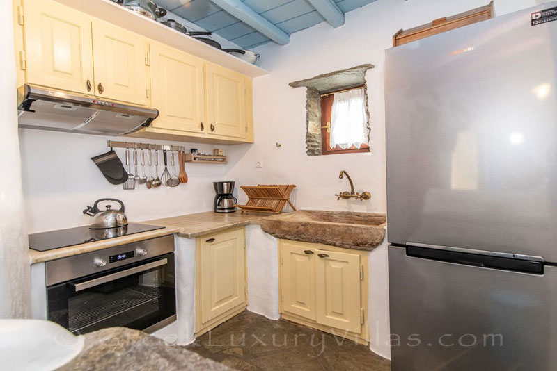 traditional villa for four on Tinos kitchen