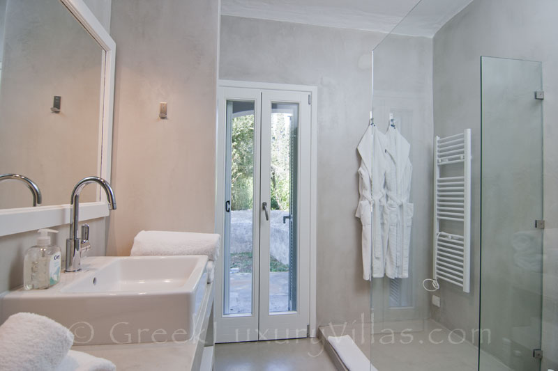 Bathroom of Guesthouse in Villa Andros