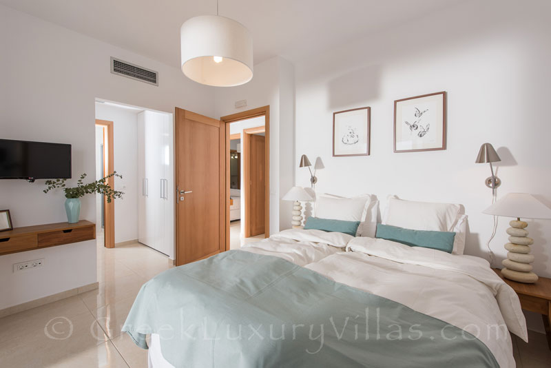 double bedroom with sea view modern villa with tennis court and pool