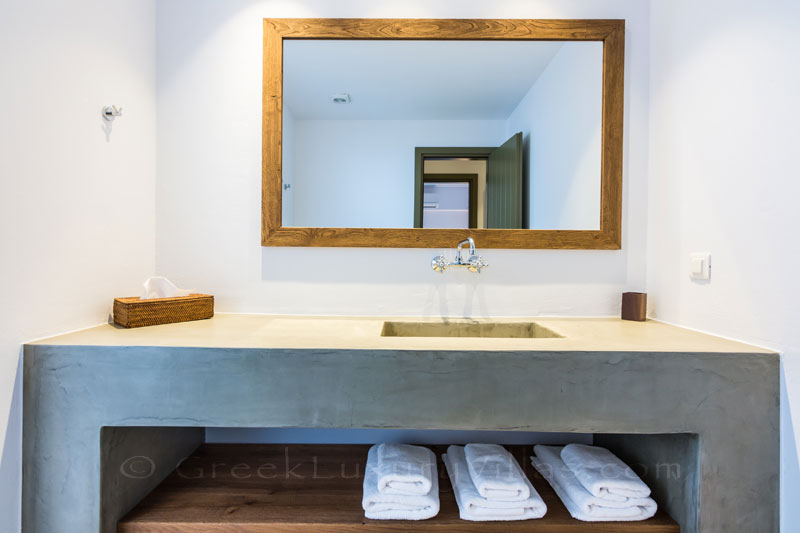 Bathroom of the absolute beachfront luxury villa