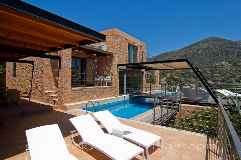 Villa with pool and sea view in Crete