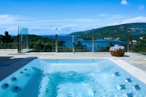 Luxusvilla mit Pool und Whirlpool mit Blick über die Bucht von Sivota