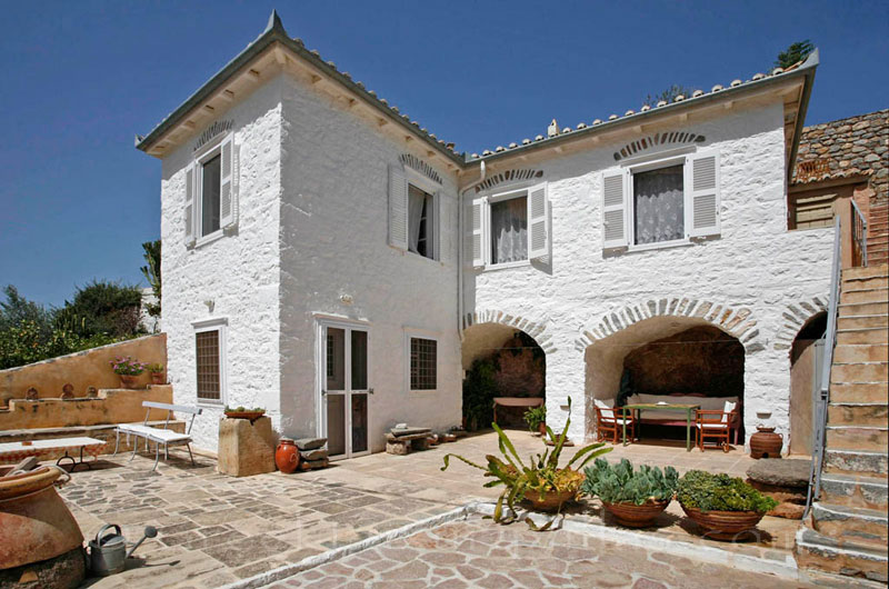 A romantic traditional house in Hydra