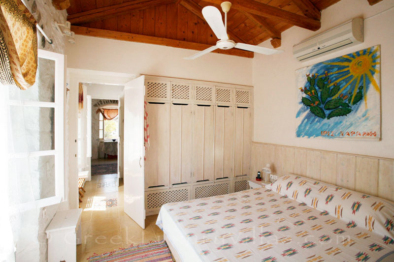 A bedroom of a romantic traditional house in Hydra