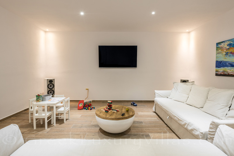 Spielzimmer und Home Cinema in Luxusvilla mit Pool in Griechenland