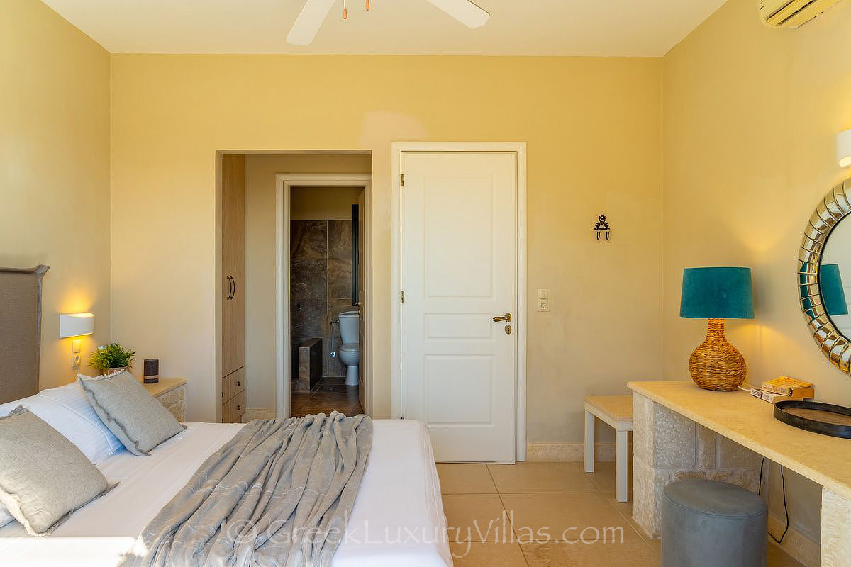 Schlafzimmer der Villa mit Pool auf Kefalonia