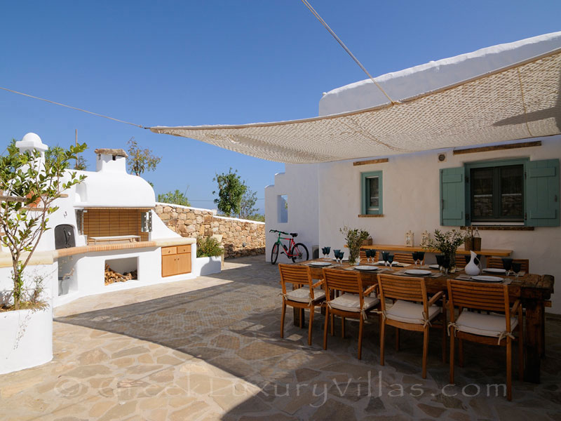 Bbq and dining area of luxury villa with pool in Koufonisi
