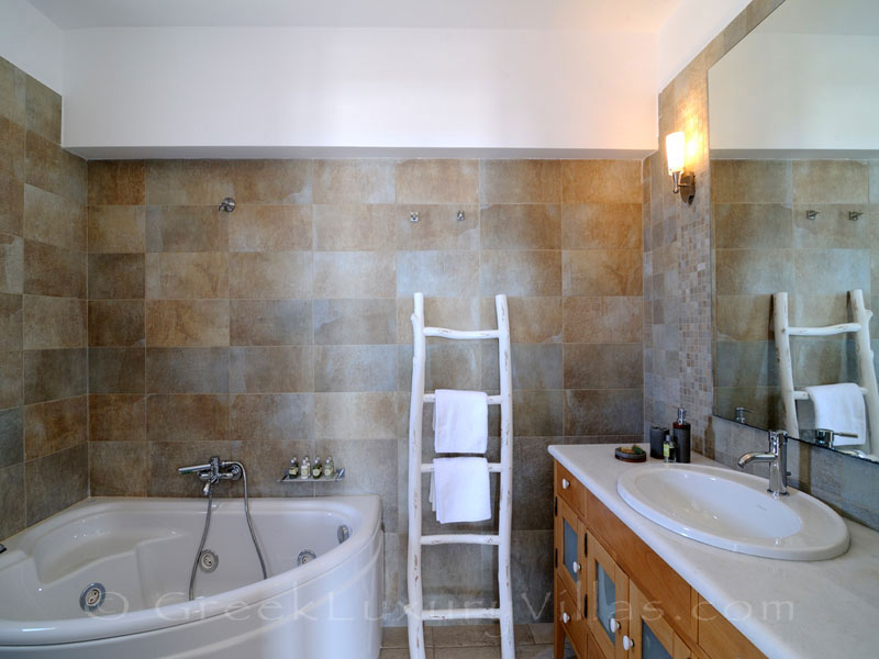 Bathroom of luxury villa with pool in Koufonisi