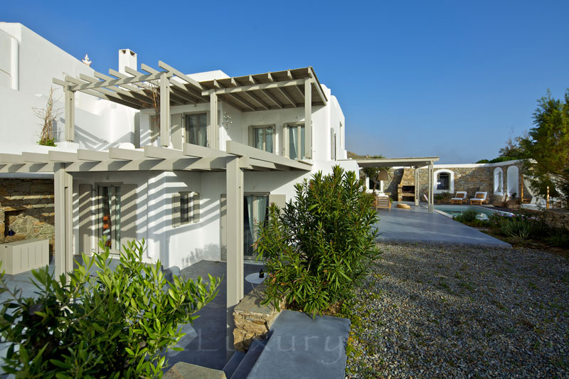 Mykonos Kalafatis-Beach luxury villa garden area