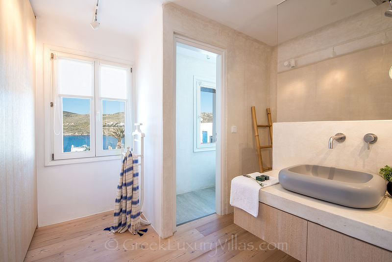 Schlafzimmer mit eigenem Bad in der Luxusvilla auf Mykonos