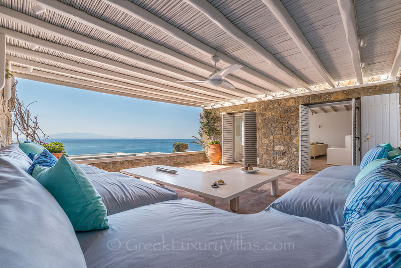 Outdoor-Lounge mit Meerblick am Kalo Livadi Strand auf Mykonos