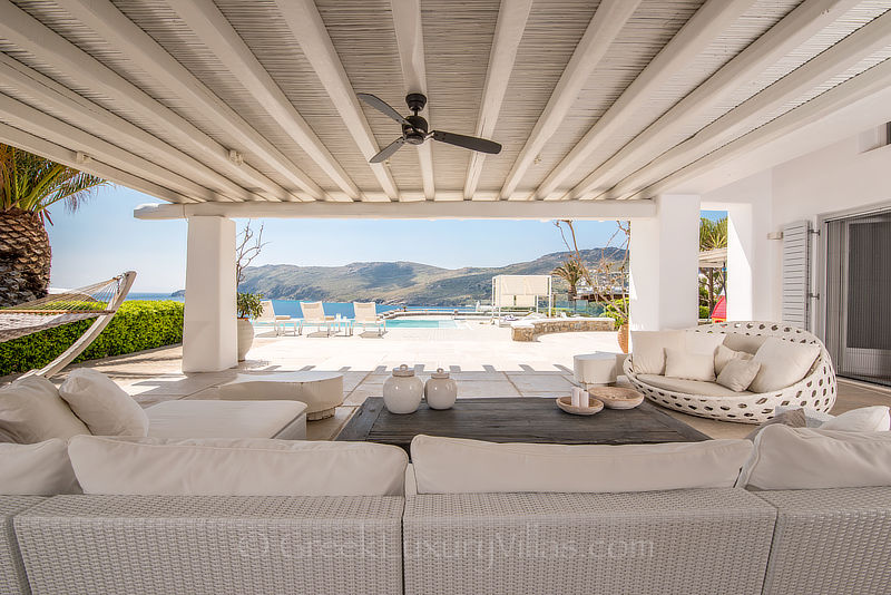 Schattige Open-Air-Lounge in einer Luxusvilla auf Mykonos