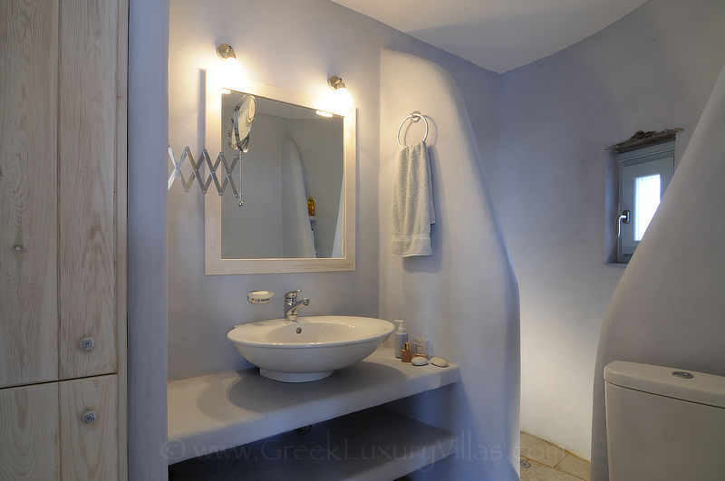traditional villa en suite bathroom
