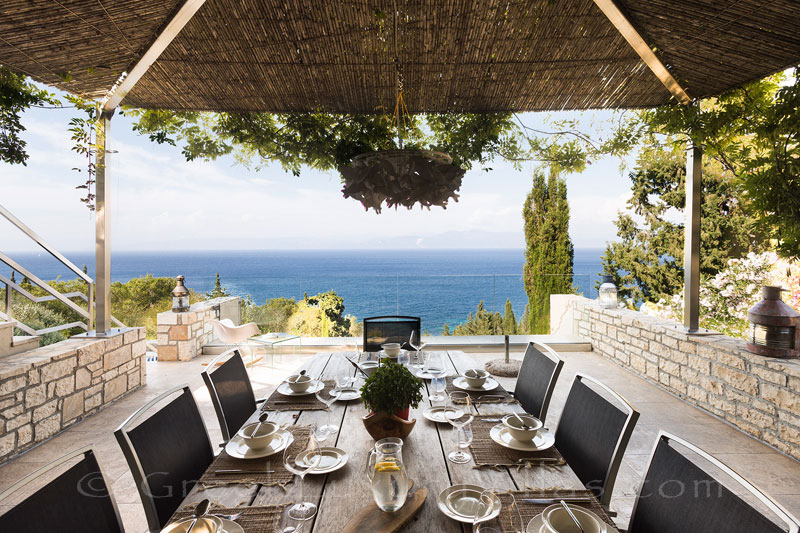 Abendessen im Freien mit Meerblick Luxusvilla am Strand Paxos
