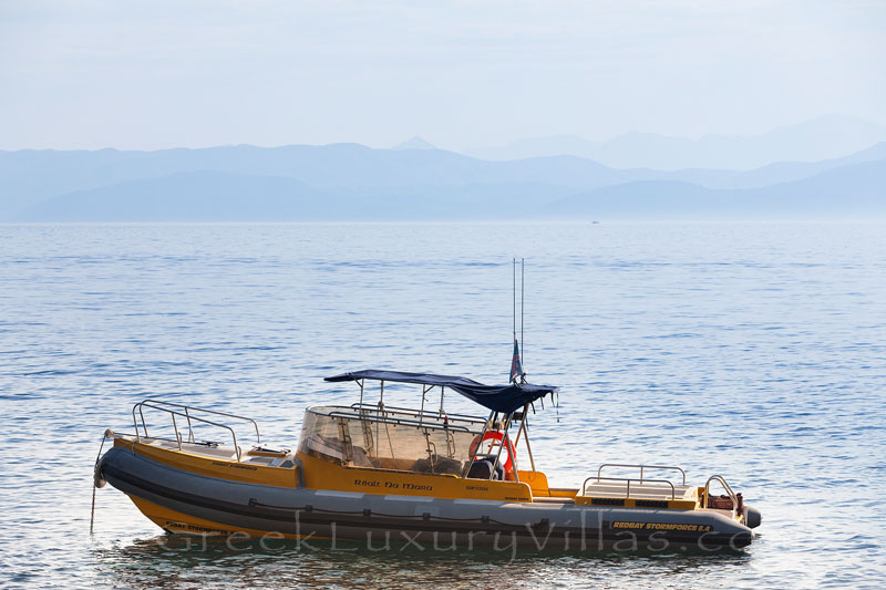 Schnellboot am Strand Luxusvilla Paxos