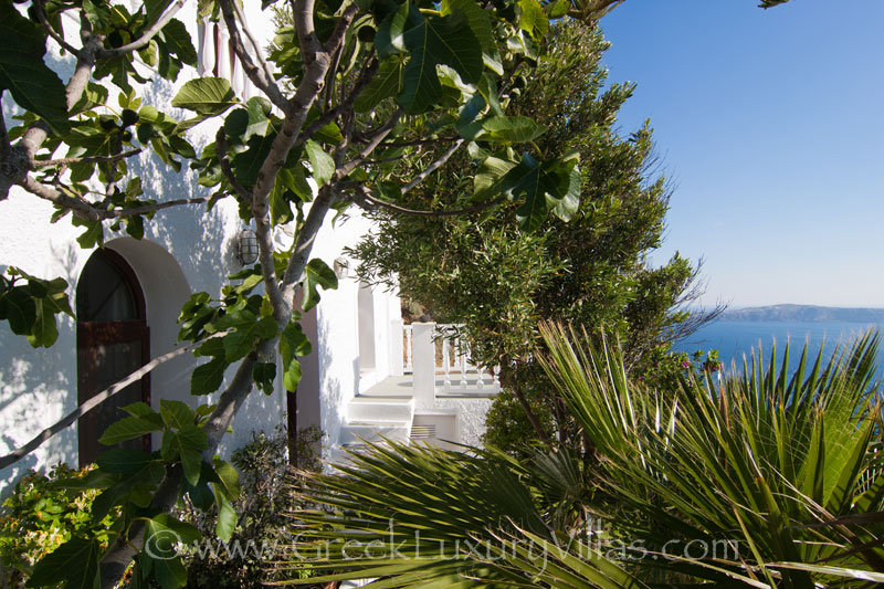 An exclusive villa with a pool on the cliff in Santorini