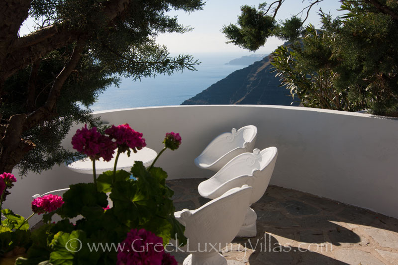A spacious villa with a private veranda on the cliff of Santorini
