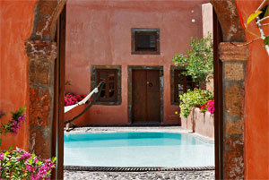 Ein wunderschönes restauriertes Haus mit privatem Pool auf Santorin