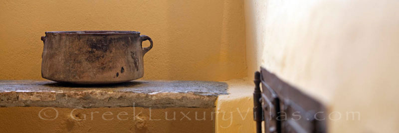 The kitchen and dining-room in an exquisite traditional villa in Sifnos